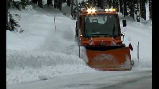 Mercedes Unimog U 400 mit SPRINGER Winterdienstgeräten [upl. by Aremat252]