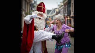 Sinterklaas vecht met oma  Sinterklaasliedjes Grappige Liedjes Muziek De Tekentovenaar [upl. by Aisul]