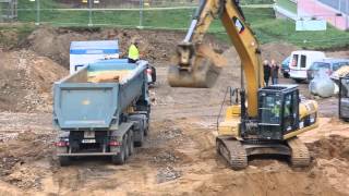 Bagger Caterpillar im Einsatz und LKW [upl. by Lime]