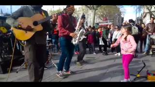 Niña bailando La cumbia cienaguera en Barcelona y la gente se vuelve eufórica [upl. by Lebyram]