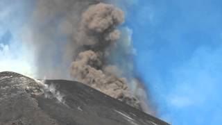 Etna 6 dicembre 2015  Attività parossistica al cratere sommitale di Sud Est [upl. by Assilen]