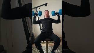 Evde spor yapanlar için bir çift dambıl ile omuz press hareketi Dumbell shoulder press 312 [upl. by Alios252]