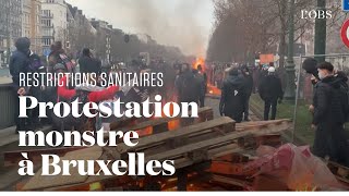 A Bruxelles les opposants aux restrictions sanitaires affrontent les forces de lordre [upl. by Lehar]