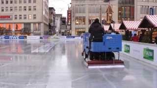 Eisbearbeitungsmaschine im EinsatzEispflege der Eisbahnen [upl. by Matthew]