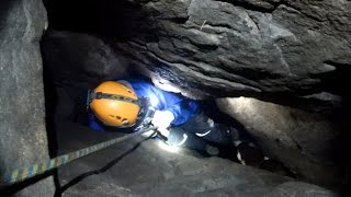 Extrem enge Höhlenbefahrung mit Geocache  Riesenturmhöhle Elbsandsteingebirge [upl. by Abernon]