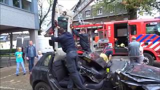 Rettungsschere der Feuerwehr zerschneidet Auto [upl. by Wiskind]