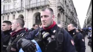 Forconi a Torino I poliziotti si tolgono il casco [upl. by Sucramal]