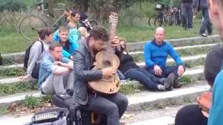 armer Straßenmusiker in Berlin mit kaputter Gitarre [upl. by Ednyl]