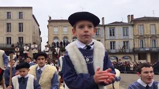 Fête des bœufs gras à Bazas  danse du salut et échassiers quotLous de Bazatsquot [upl. by Naaitsirhc861]