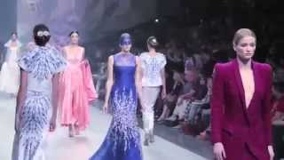 تابعي عرض أزياء Ezra خلال Fashion Forward [upl. by Aalst]