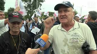 quotTrebuiau să taie pensiile speciale nu pensiile noastrequot  protest la Guvern [upl. by Diskson392]