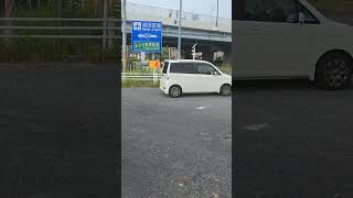 前方で事故があったので横を見ると車が逆走していました。 ここはどんな場所ですか？ [upl. by Novel]