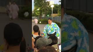 Onosato signs autographs as he leaves after day 2 Aki Basho 2024 [upl. by Harrington]