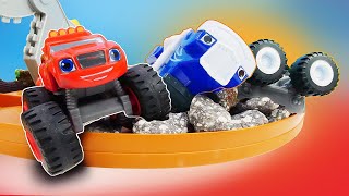 Monster Trucks in italiano La gara di Blaze e Crusher Video per bambini [upl. by Anwahsat815]