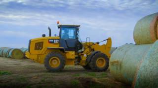 Nuevas palas pequeñas Cat serie M para trabajos de agricultura y ganadería [upl. by Lleraj]