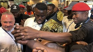 En Direct Aéroport  Retour de Reug Reug le champion du monde MMA [upl. by Fitalludba]