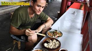 Chinese Rice Noodles Guilin Noodles in Yangshuo China 桂林米粉 [upl. by Joelie515]