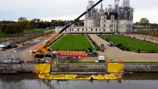 Château CHAMBORD  Mise à sec des douves et pieds de murs immergés  Batardeaux souples sur big bags [upl. by Mulloy]