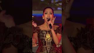 quotCIK CIK PERIUKquot NOVIA OLIVIA MIRABETH  Gala Dinner KTT AIS aseansummit2023 galadinner bali [upl. by Knute291]