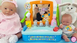 Lindea y Ben aprenden en el Lavamanos de Juguete de Fisher Price  Vídeos de bebé reborn muñecas [upl. by Odoric]