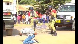 TAHARUKI MAJAMBAZI WAKIRUSHIANA RISASI NA POLISI WANANCHI WAZIMIA [upl. by Axia]