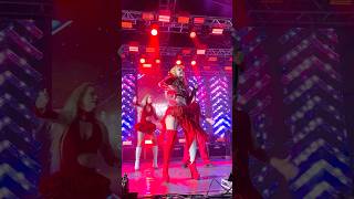 Joelma usa botas gigantes vermelhas e faz a coreografia do Cavalo Manco [upl. by Esened]