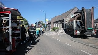 Trailer schiet los en rijdt huis binnen in Heeze [upl. by Vevina]