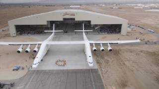 Roll out da aeronave Stratolaunch [upl. by Inimak]