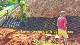 GeoCell adalah material Geosintetik yang berfungsi sebagai slope stabilization bidang miring [upl. by Delanie]