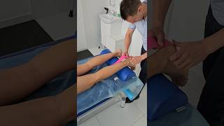 Kinesiotaping  ból ścięgna Achillesa przykładowa aplikacja kinesiotaping ścięgnoachillesa [upl. by Annadiana]