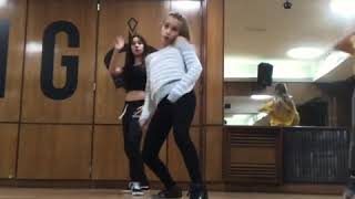 Lola poggio bailando reggaeton dancing queen devoto [upl. by Hewet]