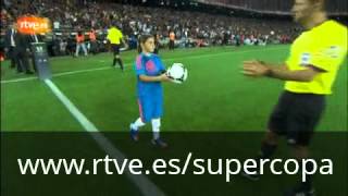 Claudia entrega el balón para el BarçaReal Madrid de la Supercopa [upl. by Naujid]