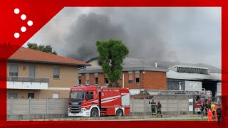 Incendio a Ceriano Laghetto Monza in corso operazioni spegnimento [upl. by Sinnal90]