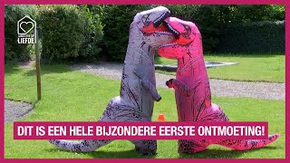 Carl en Yvonne gaan daten in een dinosauruspak  Lang Leve de Liefde [upl. by Akirehs]