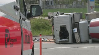 Riet bei Neftenbach ZH Lastwagen kippt zur Seite [upl. by Mauchi]