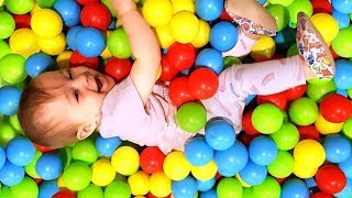 Video con i giocattoli Giochi per bambini con le bambole Le palline colorate [upl. by Odlanra]