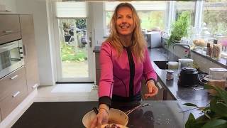 Powervrouw recept 1 Bananen pannenkoeken met kwark en fruit [upl. by Tterag]