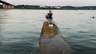 逛湖南株洲建宁大桥下面 本地市民坐成一排钓钓鱼 中年闰土拿着叉子 China zhuzhou city jianning bridge [upl. by Pelpel287]