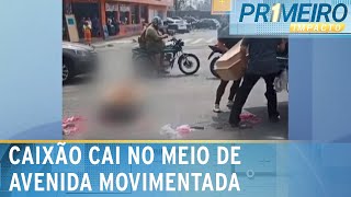 Caixão com corpo dentro cai de carro funerário em Osasco SP  Primeiro Impacto 110924 [upl. by Nrubliw]