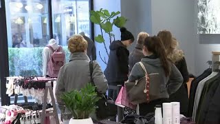 Shoppers take advantage of huge afterChristmas sales [upl. by Cort]