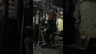 Lat pulldownMakina çok eski resmen dökülüyor 😁 fitness vucutgelistirme motivation fyp keşfet [upl. by Alletsirhc]