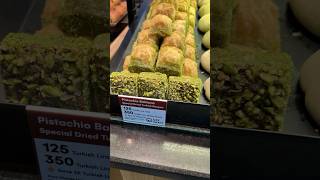 Havalimanında bir dilim Antep fıstıklı baklava 125 lira Fakat üzülmeyin 3 adet alana indirim var [upl. by Jordison421]