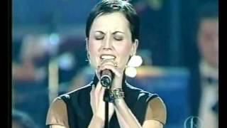 Dolores O´Riordan Analyse Live Vaticano 2001 ¡Merry Christmas And Happy New Year [upl. by Kirtap97]