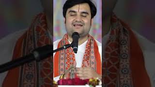 Meera ke Prabhu girdhar naagar maine liyo re govinda mol re bhaktipathindreshjimaharaj [upl. by Glinys]