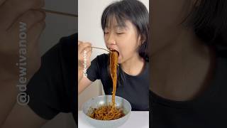 Cece makan mie hitam terlarang dewivanow miehitam jajangmyeong challange ketaatan [upl. by Yetac]