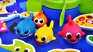 Baby Shark family Bath water gun Play  PinkyPopTOY [upl. by Odranreb]