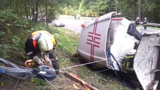 Unfall eines Holztransporters in Bad Leonfelden am 30 09 2013 [upl. by Lseil]