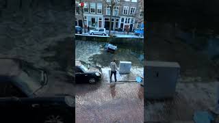 Student redt vrouw uit te water geraakte auto in Delft nos nieuws [upl. by Gabie]