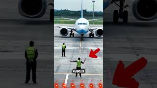 ESSE CARA É O RESPONSÁVEL POR ESTACIONAR O AVIÃO ✈️😱 [upl. by Nnaylloh]