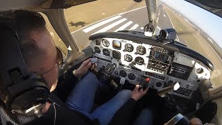 So wird ein Motorflugzeug geflogen  Von der FlugVorbereitung über das Cockpit bis zur Landung [upl. by Katina]